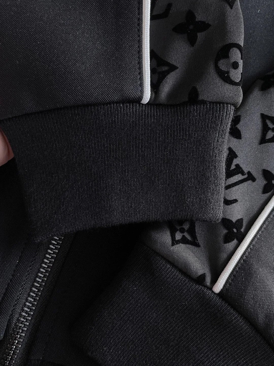 🅿️720 LV hot-selling suit is coming. Focus on the original version of the official website. 2025 new hot-selling cardigan suit. The original order is the best. 🇭🇰The meticulous work of top designers. It has a fitting and perfect upper body effect. All-natural high-quality Tencel Roman cotton 100%, close-fitting comfort, noble and elegant! Original hardware embodies elegance and nobility! Counter size: M-3XL (maximum wear up to 190 pounds)